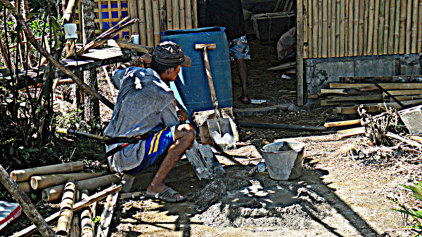 Joery is mixing the concrete
